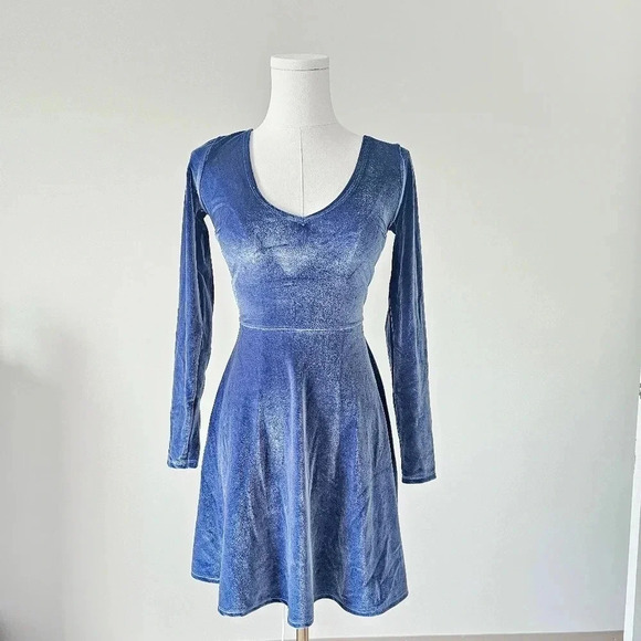 Hollister Dresses & Skirts - Hollister Size XS v neck fit & Flare dress velour style long sleeve holiday